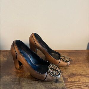Tory Burch "Sally" Wedge Pumps "Double T" Medallion Size 8 1/5